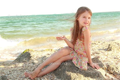 해변에서 물에 맨발로 노는 아름 다운 미소와 아름 다운 여자 — 스톡 사진 © Mari1photo 29241321