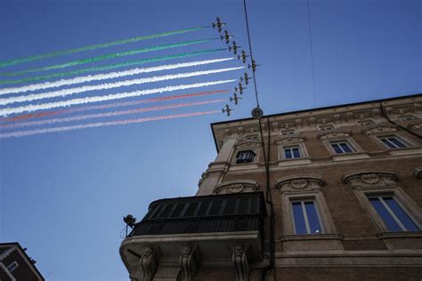 25 aprile, frecce tricolori su roma: 25 aprile: le Frecce tricolori sorvolano Roma deserta - Primopiano - Ansa.it