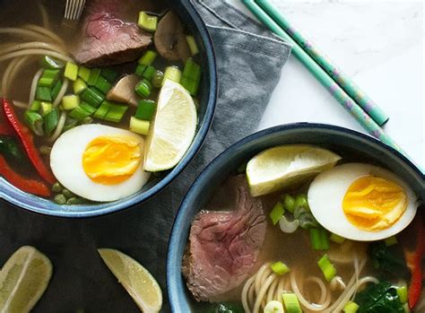 Das ei schälen, halbieren und in die suppe legen. Beef Ramen nudelsuppe - opskrift på den lækre japanske suppe