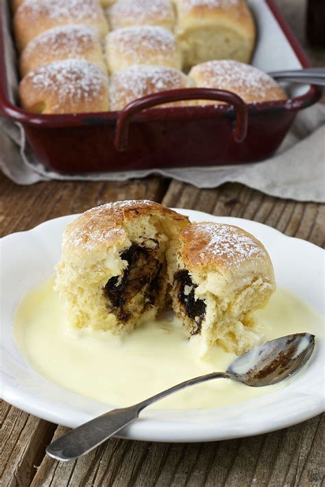 Vorsichtig eiweiß und die eingeweichten zwiebäcke unter die eigelbmasse heben und alles auf den äpfeln verteilen. Buchteln mit Marillenmarmelade und mit Vanillesauce Rezept ...