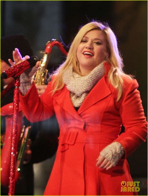 Kelly Clarkson Is Literally Wrapped In Red For Christmas Taping Photo