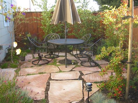 Maybe you would like to learn more about one of these? decorar pequeño patio interior - Buscar con Google | Small outdoor patios, Outdoor patio decor ...