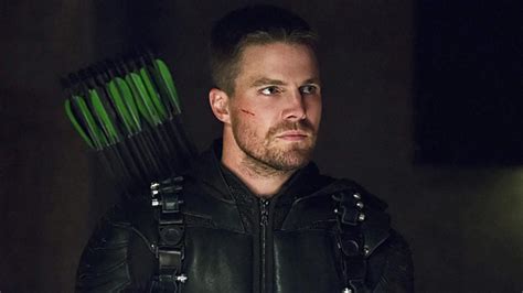 the flash season 9 trailer previews stephen amell s green arrow return