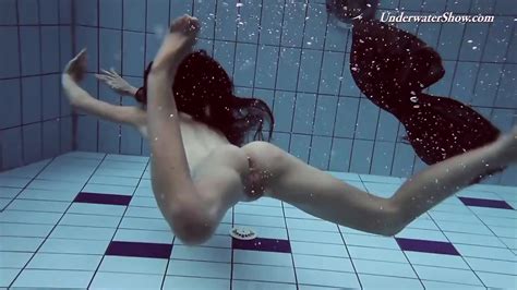 Underwater Babe Liza Rachinska Swims Naked Eporner