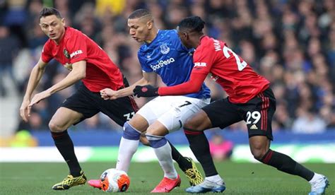 The match will be played on 20 december 2020 starting at. Prediksi Everton Vs Manchester United: Misi Sulit The Red ...