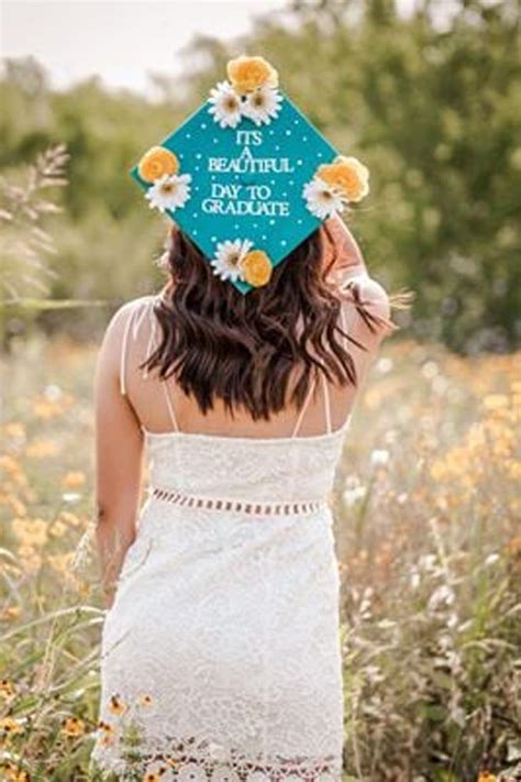 19 Graduation Cap Friendly Hairstyle Ideas That Are Both Pretty And