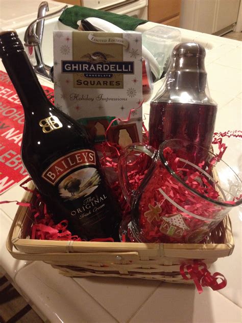 For whiskey drinkers, you might consider one of our wooden boxed sets loaded with tasty snacks like jack daniels pecan's, freddie's famous nuts, pistachios and more. Gift basket | Creatividad