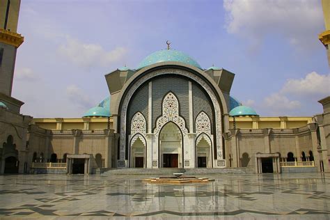 It was built on the vision of the founder dr. Wilayah Persekutuan Mosque in Malaysia | Mosques are the ...