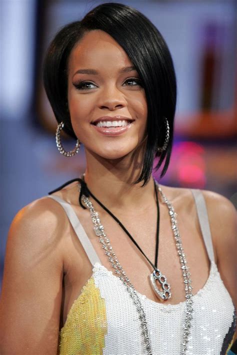Rihannas 50 Best Beauty Looks Rihanna Hairstyles Rihanna Short