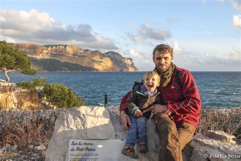 He is bald with a long scar on top of his forehead. Découvrir Marseille avec un enfant... - Partis pour
