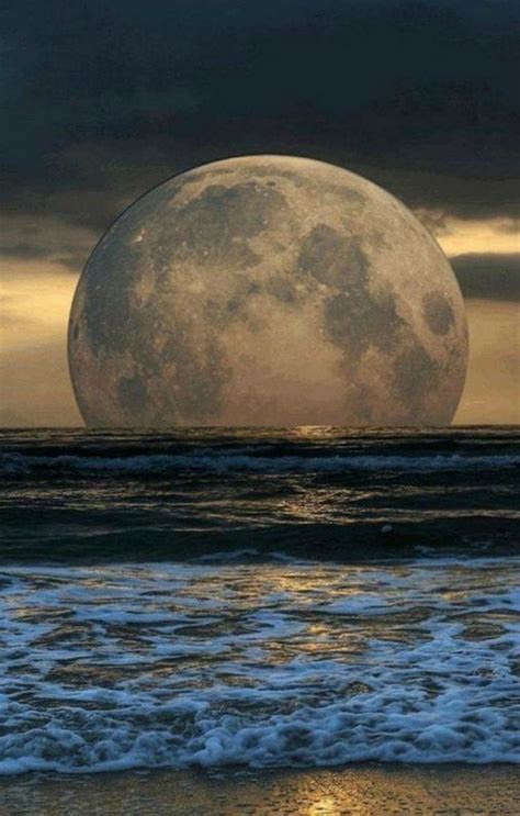Huge Moon Over The Water Line Horizon Moon Photos Moon Pictures