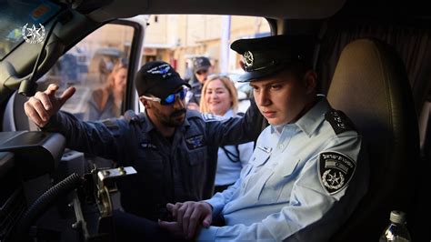 כעמית קרנות השוטרים, אתה ובני משפחתך זכאים להצטרף לפוליסת ביטוח הבריאות הקבוצתית של הראל. ‫השוטרים שריגשו את מקסים‬‎ - YouTube