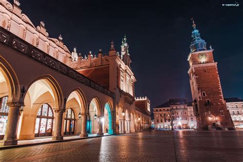 Wieża Ratuszowa Oświetlone Sukiennice Zabytki Kraków Polska