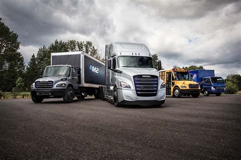 Daimler Truck Inks Year Deal With Uaw Workers Thedetroitbureau Com