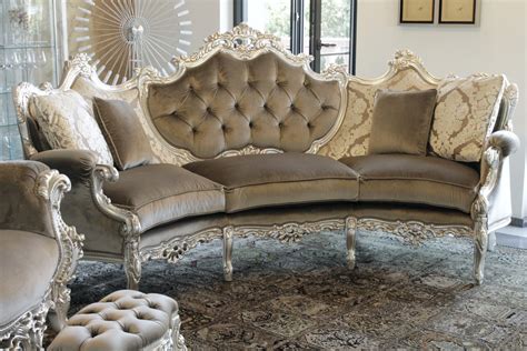 Un bellissimo divano semplice e lineare. Divano Curvo Piccolo — Teatrodiverzura