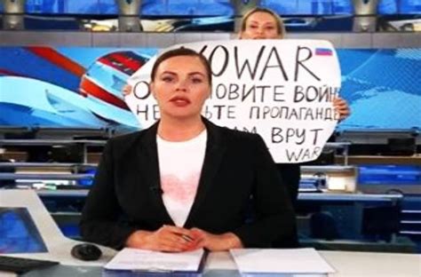 russian tv editor interrupts her network s broadcast with no war stop world news