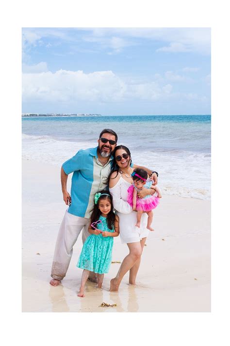 Sesiones familiares Riviera Maya Fotógrafos en Cancún Foto familiar Fotos playa Foto