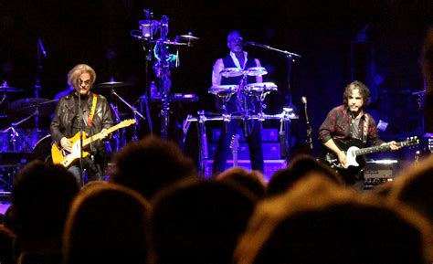 Review Hall And Oates Concert Brings Audience Close To Tears