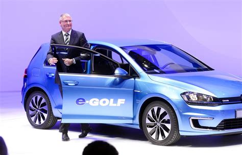 Maybe you would like to learn more about one of these? Heinz-Jakob Neußer präsentiert 2014 in Detroit den VW-E-Golf