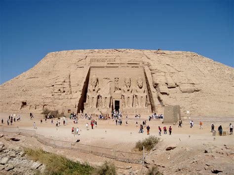 The day the mafia violently threatens his family, tempel returns. Tempel von Abu Simbel - Wikiwand