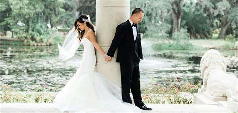 35 Romantic First Look Wedding Photos You Should Repeat
