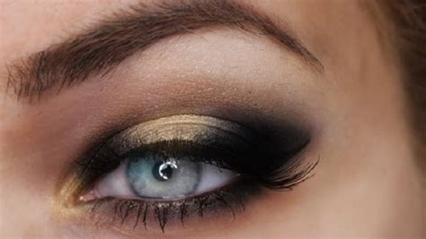 You don't need to be a professional makeup artist in order to try this smoky black and gold eye makeup look. 10 Black And Gold Eye Makeup Ideas for Flattering Looks - SheIdeas