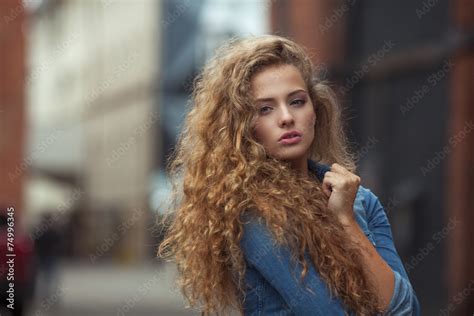 Beautiful Young Girl With Thick Long Curly Hair Outdoors Stock Foto