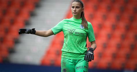 Krc genk ladies a v eendracht aalst. KRC Genk Ladies goalie Joséphine Delvaux geeft zich tegen ...