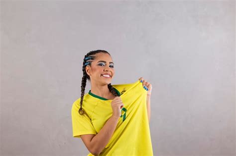 Partidario brasileño fan de la mujer brasileña celebrando el fútbol o