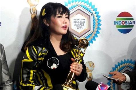 Tak hanya sekadar aksi cover lagu atau pentasnya dari panggung ke panggung, via vallen yang penampilan wajahnya. Wajah Via Vallen Dianggap Tidak Seperti Biasanya, Inilah ...