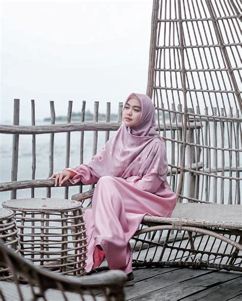 Ria ricis terlambat mengetahui sang ayah telah meninggal dunia karena ia sedang berada di flores kesedihan bertambah karena ria ricis terlambat mengetahui kabar bahwa sang ayah sudah tiada. Biodata Ria Yunita - Viennalate