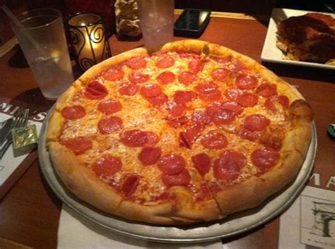 Large Pepperoni Pizza Yummy Picture Of Mamma Mias Restaurant