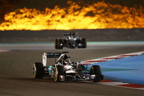 12 Stunning Photos From A Formula 1 Grand Prix Under The Lights In