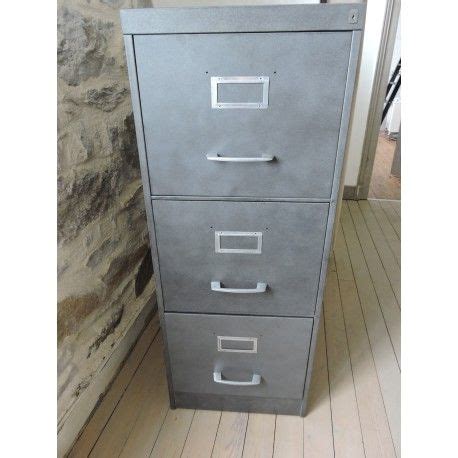 Rénovation d'un bureau industriel par technique de graphitage. Meuble en métal à tiroirs d'occasion vintage, ancien et ...