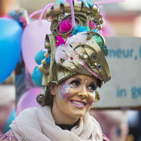 Sfeerfoto Van De Carnavalsoptocht In Venlo Met Afbeeldingen Carnaval Schminken Kostuum