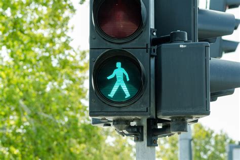 New Pedestrian Traffic Light System Knows When You Want To Cross The