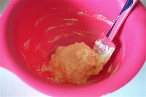 Montate le uova con lo zucchero e un pizzico di sale ottenendo una spuma gonfia; Torta mimosa per due persone - Ilaria Zizza