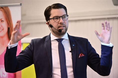 Jimmie åkesson i svt:s morgonstudio den 29 maj. Sverigedemokraterna kan gå om Moderaterna nästa val