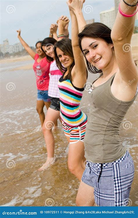 Muchachas Adolescentes En La Playa Imagen De Archivo Imagen De Muchacha Divertido