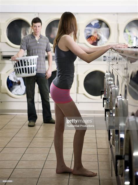 Woman Taking Off Her Clothes At The Laundromat Foto De Stock Getty Images
