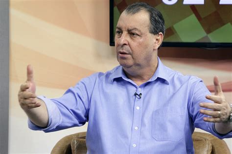 Pra que parar vamos em frente, vamos com omar. Omar diz que fará governo com planejamento e não com ...