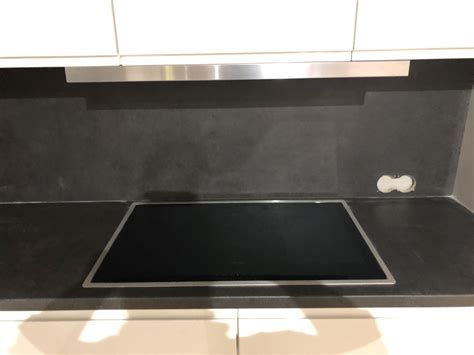 Als hartes und widerstandsfähiges material ist granit in seiner ästhetik und langlebigkeit die beste option für eine küchenarbeitsplatte. Arbeitsplatte Granit Schwarz Geflammt - Nobilia Pultplatte ...