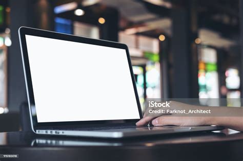 Gambar Mockup Tangan Menggunakan Laptop Dengan Layar Putih Kosong Foto