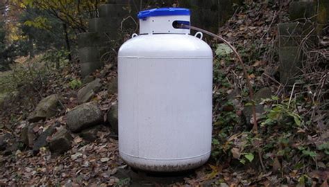 Each pound of propane contains 21,600 btus.3 x research source multiply the number of pounds by the number of btus contained in each to get the total number of btus remaining in the tank. How to Convert Propane Gas to BTU | Sciencing