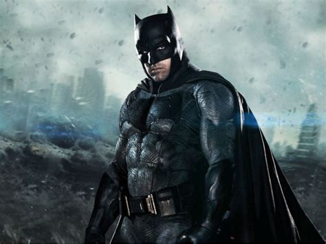 Ben affleck is handing over his cape to a new batman. Ben Affleck y Michael Keaton volverán a ser Batman en The ...
