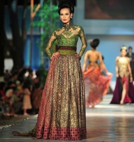 Seperti apa kemegahan show anne? 14 Inspirasi Desain Kebaya Modern Kombinasi Batik Karya Anne Avantie - Ide Model Busana