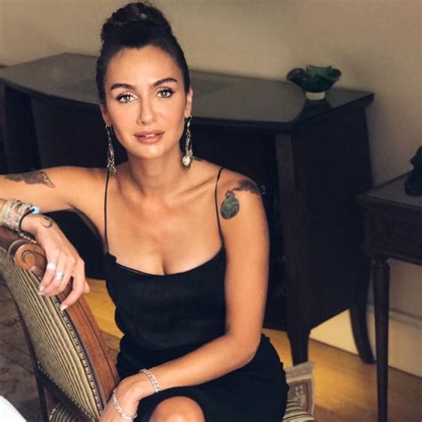 Aynı yıl girdiği i̇stanbul üniversitesi tiyatro eleştirmenliği. 10+ Pictures of Birce Akalay - Miran Gallery