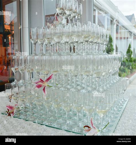 champagne glasses arrangements for wedding reception Stock Photo - Alamy