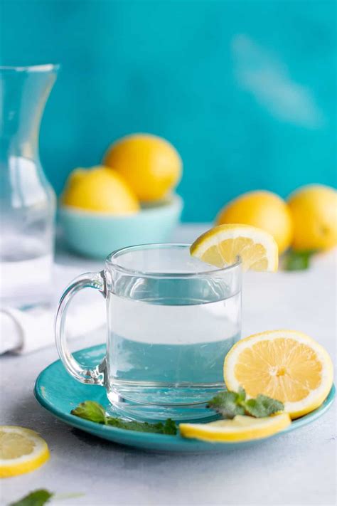 Meminum banyak air merupakan bagian dari gaya hidup sehat, tetapi setelah lama dijalani mungkin terasa membosankan. Why I Drink Lemon Water Every Day | Wholefully
