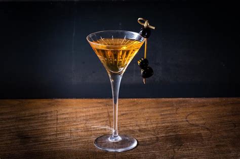 Anche se siamo abituati a vedere la coppa di martini con le olive, in realtà sarebbe meglio servirle a parte. Martini: 3 cocktail per il weekend | Dissapore